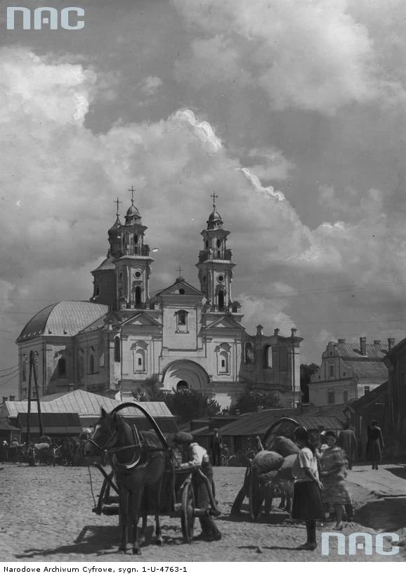 Pińsk. Kościół św. Stanisława. Widok ogólny kościoła i fragmentu targowiska