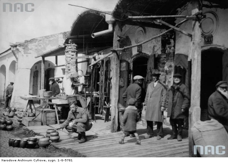 Handel przed sukiennicami (halami targowymi) w Pińsku, 1935