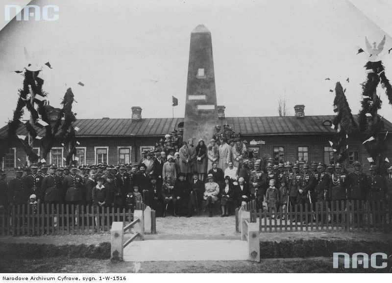Pomnik Romualda Traugutta na terenie 20 Pułku Artylerii Polowej w Prużanie, 1930