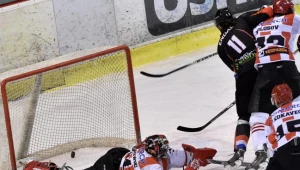 Hokeista Ciarko PBS Bank Sanok Lukas Endal (#11) pokonuje Rafała Radziszewskiego (L) z Comarch Cracovii 