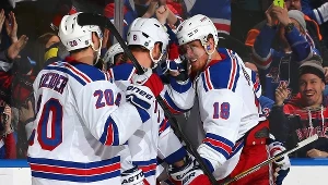 Kevin Klein (numer osiem) z kolegami z New York Rangers