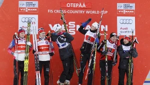 Justyna Kowalczyk, razem z Sylwią Jaśkowiec (pierwsze z prawej), była na podium Pucharu Świata w tym sezonie tylko raz (trzecie miejsce) - po sprincie drużynowym w Otepaeae