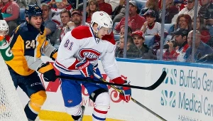 Jeszcze rok temu Zenon Konopka (z lewej) walczył w NHL (tu z Larsem Ellerem z Montreal Canadiens). Od piątku zacznie grać na lodowiskach Polskiej Hokej Ligi.