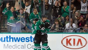 Jammie Benn (z prawej)  z Dallas Stars cieszy się ze swym kolegą Vernonem Fiddlerem.