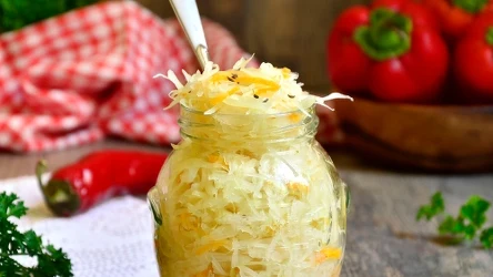 Młoda kapusta zachwyca swoim delikatnym smakiem, dlatego warto ją zakisić. Można to zrobić w smakowity i ekspresowy sposób. 