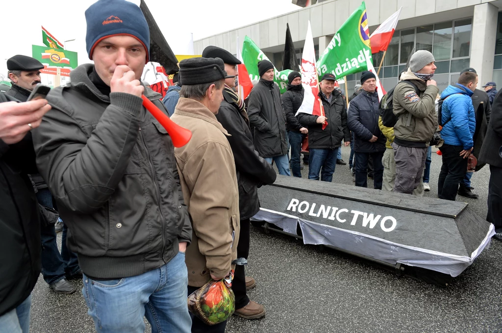 W protestach biora udział organizacje rolnicze Solidarność Rolników Indywidulanych oraz Ogólnopolskie Porozumienie Związków Zawodowych Rolników i Organizacji Rolniczych
