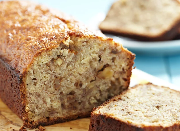 Prawdziwy ciemny chleb jest pieczony z mąki z pełnego ziarna - razowej (pieczywo żytnie) lub pszennej (chleb graham). 