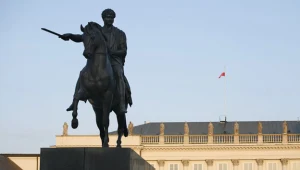 Dziś pomnik stoi przed Pałacem Prezydenckim