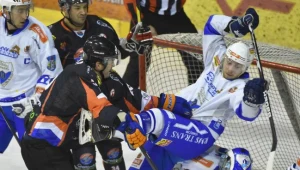 Kamil Kalinowski (C) z Unii Oświęcim popychany przez Zenona Konopkę (L) z Ciarko PBS Bank KH Sanok