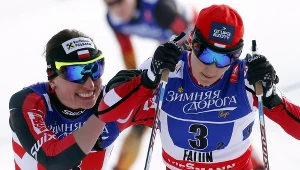 Justyna Kowalczyk i Sylwia Jaśkowiec cieszą się z medalu