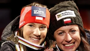 Sylwia Jaśkowiec i Justyna Kowalczyk podczas ceremonii dekoracji medalistek MŚ.