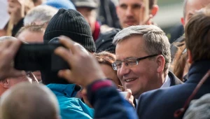Prezydent Bronisław Komorowski (C) pozuje do zdjęcia, podczas spotkania z mieszkańcami na deptaku przy rynku w Kłodzku
