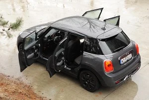 Teoretycznie Mini jest 5-osobowe, w praktyce to raczej auto 2+2: dla dwójki dorosłych i dwójki dzieci. Z tyłu brakuje miejsca na nogi, a wąski otwór drzwi utrudnia wsiadanie.
