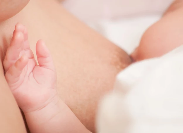 Cennego pokarmu naturalnego najbardziej potrzebują wcześniaki i chore noworodki. Cennego pokarmu naturalnego najbardziej potrzebują wcześniaki i chore noworodki.