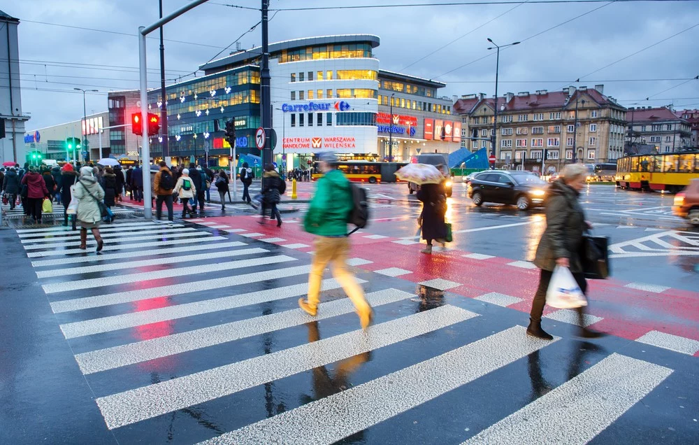 W mieście piesi muszą koegzystować z samochodami i rowerami. To trudne