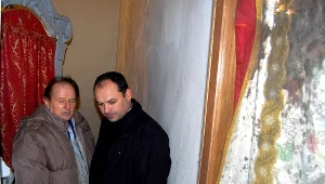 Stanisław Bryndza (z lewej) pokazuje proboszczowi ks. Grzegorzowi Krzystkowi miejsce za ołtarzem, gdzie zobaczył konającego ks. Józefa Górszczyka. 