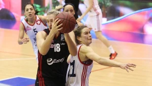Agnieszka Skobel (P) z Wisły Can-Pack Kraków walczy pod koszem z Agnieszką Fikiel (L)