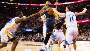 LeBron James przedziera się przez obronę Golden State Warriors