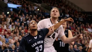 Przemysław Karnowski (w środku) w meczu z San Diego