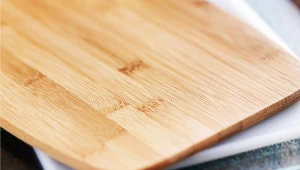 Jak odświeżyć drewnianą deskę do krojenia? Proste domowe sposoby krok po kroku