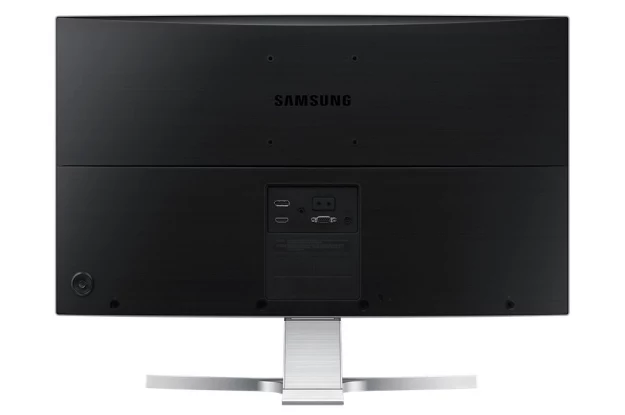 Wśród złączy znajdziemy wejście typu D-sub, HDMI, audio/słuchawki oraz Display Port. 