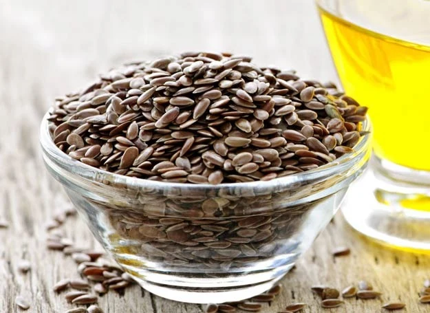 Siemię lniane zawiera błonnik, tłuszcze, a wśród nich nienasycone kwasy tłuszczowe