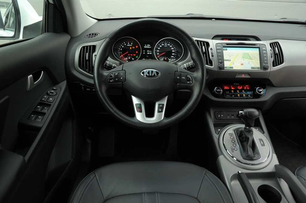 Kia Sportage debiutowała w 2010 roku, nie jest więc „gorącą nowością”, ale jej kokpit ciągle sprawia wrażenie nowoczesnego. Obsługa większości funkcji jest intuicyjna.