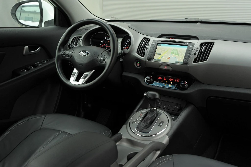 Kia Sportage debiutowała w 2010 roku, nie jest więc „gorącą nowością”, ale jej kokpit ciągle sprawia wrażenie nowoczesnego. Obsługa większości funkcji jest intuicyjna.