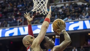 Marcin Gortat stara się zablokować Reggiego Jacksona