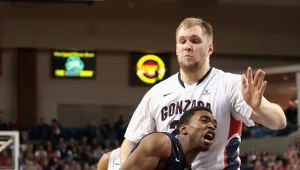 Przemysław Karnowski powstrzymuje gracza BYU Cougars 