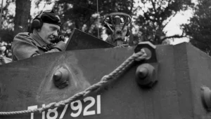 Odjazd czołgu Cromwell VII szwadronu sztabowego. Gen. Stanisław Maczek mówi przez laryngolofon, Scarborough, 1944
