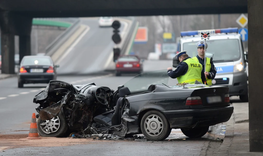 Trzy osoby jadące BMW, w tym małe dziecko, zostały ranne. Kierowcę strażacy wycięli z auta