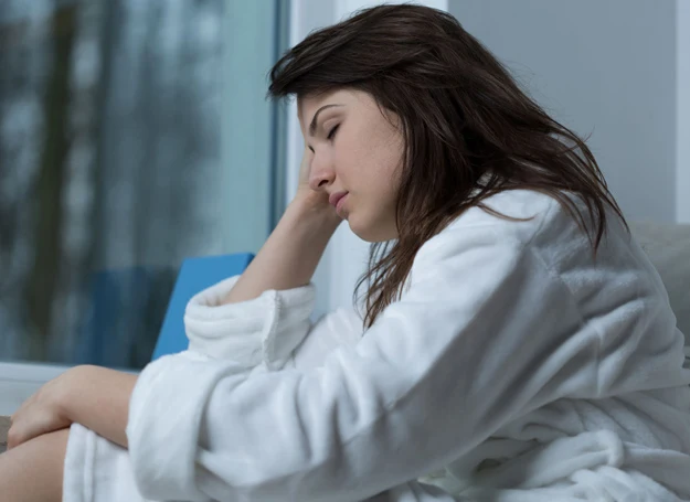 Jednym z objawów zatrucia solaniną są mdłości 