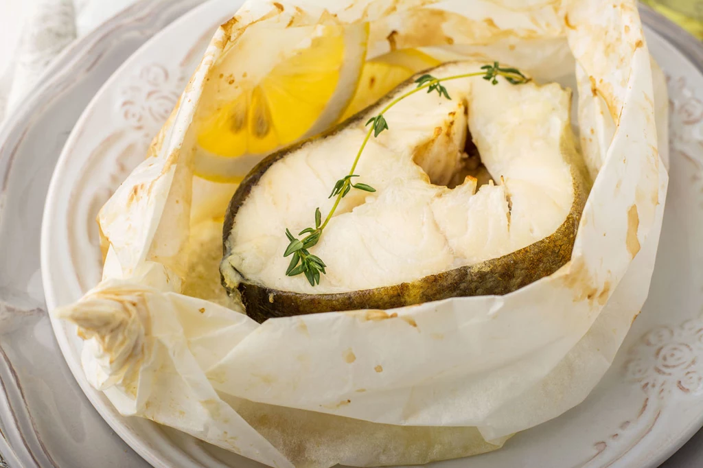 Przed smażeniem, pieczeniem lub gotowaniem na parze wystarczy posypać rybę solą i pieprzem oraz skropić sokiem z cytryny