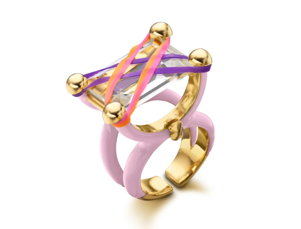 Pierścionek Coctail Ring. Złoto Vermeil, kryształ górski, emalia w kolorze różowym, elastyczne gumki Pierścionek Coctail Ring. Złoto Vermeil, kryształ górski, emalia w kolorze różowym, elastyczne gumki