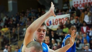 Koszykarz Trefla Sopot Paweł Leończyk (z przodu) mija Mikołaja Witlińskiego z Anwilu Włocławek