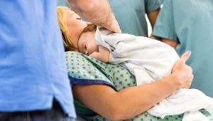 Cesarskie cięcie zazwyczaj wykonuje się, kiedy poród siłami natury jest niemożliwy