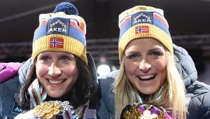 Marit Bjoergen i Therese Johaug z medalami mistrzostw świata