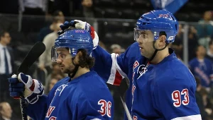 Mats Zuccarello (z lewej) i Keith Yandle z New York Rangers