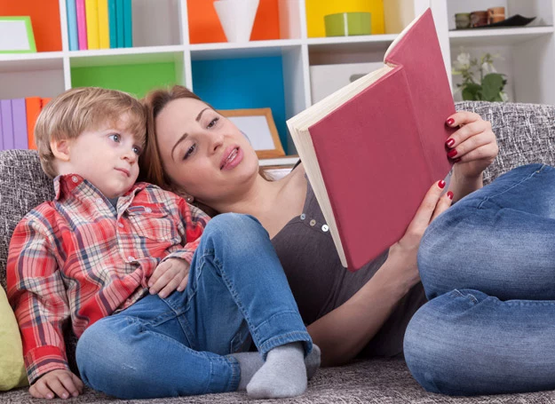 Wieczorna lektura wspiera rozwój intelektualny dziecka i pobudza jego wyobraźnię. 