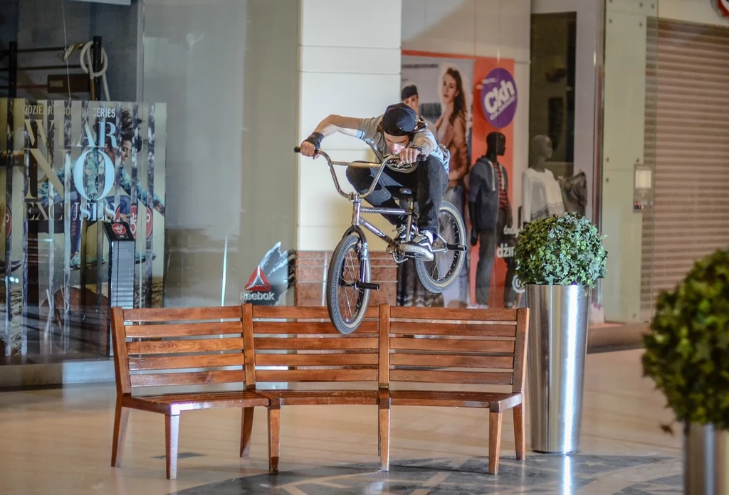 Downmall, czyli akrobacje rowerowe w centrum handlowym z wykorzystaniem istniejących tam przeszkód