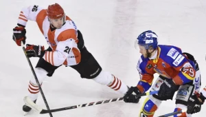 W pojedynku o krążek Maciej Kruczek (L) z Comarch Cracovii oraz Dariusz Gruszka (P) z Podhala 