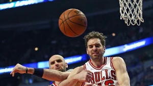 Marcin Gortat w podkoszowej walce z Pauem Gasolem