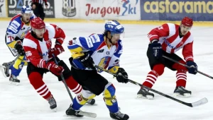 Hokeista Podhala Nowy Targ Martin Lucka (C) walczy o krążek z Tomaszem Kozłowskim (L) i Michałem Kokavcem (P) z Comarch Cracovii 