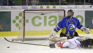 Lukas Endal z Ciarko PBS Bank strzela na bramkę Johna Murraya z Orlika