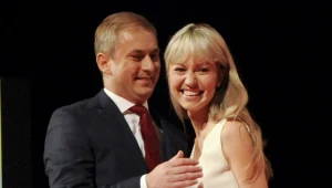 Grzegorz Napieralski z nianią córek Magdaleną Ogórek