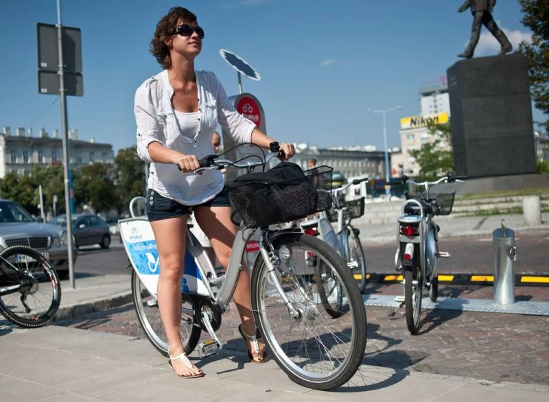 Czy rowerzyści powinni jeździć w kaskach?