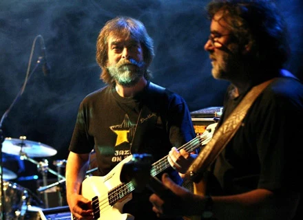 Krzak (Leszek Winder z prawej) Krzak (Leszek Winder z prawej)