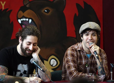 Joe Trohman i Pete Wentz (Fall Out Boy) - fot. Hannah Johnston