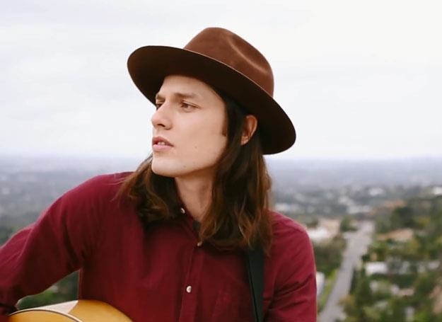 James Bay w klipie "When We Were On Fire"